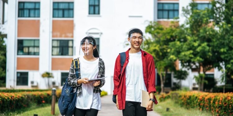 Pendaftaran KIP Kuliah 2026 Resmi Dibuka, Kesempatan Emas Kuliah Gratis Tanpa Terkendala Biaya 1 Ilustrasi mahasiswa KIP 2026. Freepik.com/ jcomp)