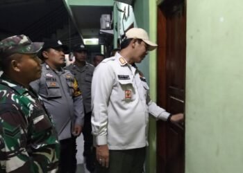 Capiton Foto Camat Taktakan Mamat Rahmat (topi) lakukan operasi miras dan razia kos-kosan di Kecamatan Taktakan, Kota Serang, Selasa 17 Februari 2026 malam. (Dokumentasi Kecamatan Taktakan untuk Bantenraya.com)