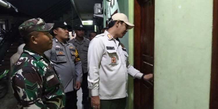 Jaga Kekhusyukan Ramadan, Camat Taktakan Gandeng Koramil Polsek Operasi Miras dan Razia Kos-kosan 1 Capiton Foto Camat Taktakan Mamat Rahmat (topi) lakukan operasi miras dan razia kos-kosan di Kecamatan Taktakan, Kota Serang, Selasa 17 Februari 2026 malam. (Dokumentasi Kecamatan Taktakan untuk Bantenraya.com)