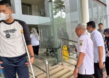 Sekda Provinsi Banten Deden Apriandhi Hartawan saat mengunjungi RSUD Banten di Jalan Syaikh Nawawi Al Bantani, Kota Serang, Rabu, 18 Februari 2026. (Muhamad Tohir/ Bantenraya.com)