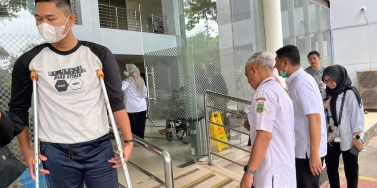 Sekda Banten kunjungi RSUD Banten Untuk Pastikan Pelayanan Warga Kurang Mampu Berjalan Baik 1 Sekda Provinsi Banten Deden Apriandhi Hartawan saat mengunjungi RSUD Banten di Jalan Syaikh Nawawi Al Bantani, Kota Serang, Rabu, 18 Februari 2026. (Muhamad Tohir/ Bantenraya.com)