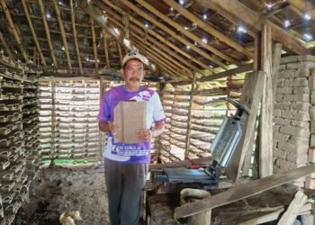 Pengerajin genteng di Kota Serang Zulkifli saat memproduksi genteng dari tanah liat di Karundang, Cipocok Jaya, Kota Serang Rabu 18 Februari 2026. (Raden/Banten Raya)