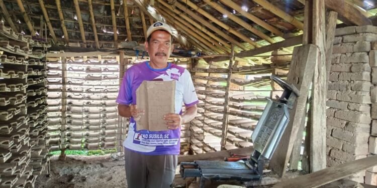 Pengerajin genteng di Kota Serang Zulkifli saat memproduksi genteng dari tanah liat di Karundang, Cipocok Jaya, Kota Serang Rabu 18 Februari 2026. (Raden/Banten Raya)