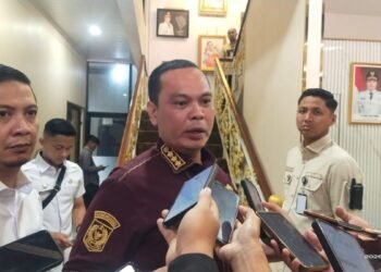 Capiton Foto Walikota Serang Budi Rustandi menjawab pertanyaan wartawan di Setda Puspemkot Serang, Rabu 18 Februari 2026. (Dokumentasi Prokopim Setda Kota Serang untuk Bantenraya.com)