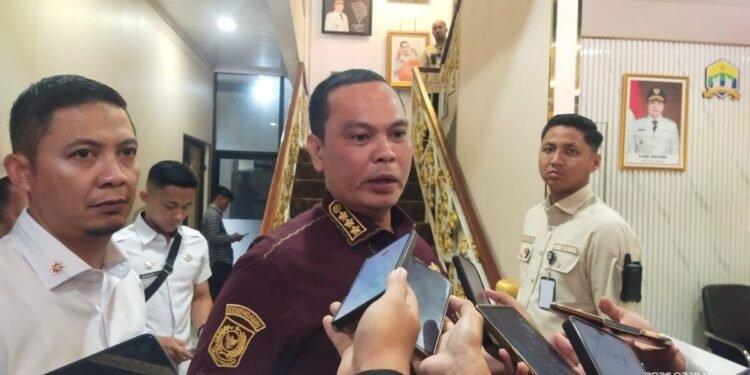 Capiton Foto Walikota Serang Budi Rustandi menjawab pertanyaan wartawan di Setda Puspemkot Serang, Rabu 18 Februari 2026. (Dokumentasi Prokopim Setda Kota Serang untuk Bantenraya.com)