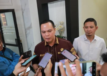 Capiton Foto Walikota Serang Budi Rustandi menjawab pertanyaan wartawan di Setda Puspemkot Serang, Rabu 18 Februari 2026. (Dokumentasi Prokopim Setda Kota Serang untuk Bantenraya.com)