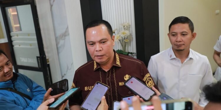 Pemkot Serang Atur Jam Kerja ASN Selama Ramadan, Tekankan Puasa Tidak Menganggu Rutinitas Pekerjaan 1 Capiton Foto Walikota Serang Budi Rustandi menjawab pertanyaan wartawan di Setda Puspemkot Serang, Rabu 18 Februari 2026. (Dokumentasi Prokopim Setda Kota Serang untuk Bantenraya.com)