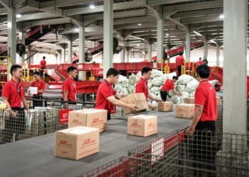 Strategi J&T Express Hadapi Lonjakan Pengiriman Selama Ramadan 6 Petugas layanan ekspedisi J&T Express saat melakukan persiapan pengiriman barang. (Dok/J&T)