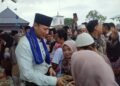 Capiton Foto Menteri Koordinator Infrastruktur dan Pembangunan Kewilayahan Agus Harimurti Yudhoyono bagi-bagi takjil kepada warga di halaman Masjid Agung Ats Tsauroh, Kota Serang, Sabtu 21 Februari 2026. (Harir Baldan/Bantenraya.com)