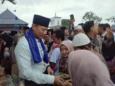 Capiton Foto Menteri Koordinator Infrastruktur dan Pembangunan Kewilayahan Agus Harimurti Yudhoyono bagi-bagi takjil kepada warga di halaman Masjid Agung Ats Tsauroh, Kota Serang, Sabtu 21 Februari 2026. (Harir Baldan/Bantenraya.com)