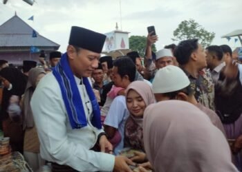 Capiton Foto Menteri Koordinator Infrastruktur dan Pembangunan Kewilayahan Agus Harimurti Yudhoyono bagi-bagi takjil kepada warga di halaman Masjid Agung Ats Tsauroh, Kota Serang, Sabtu 21 Februari 2026. (Harir Baldan/Bantenraya.com)