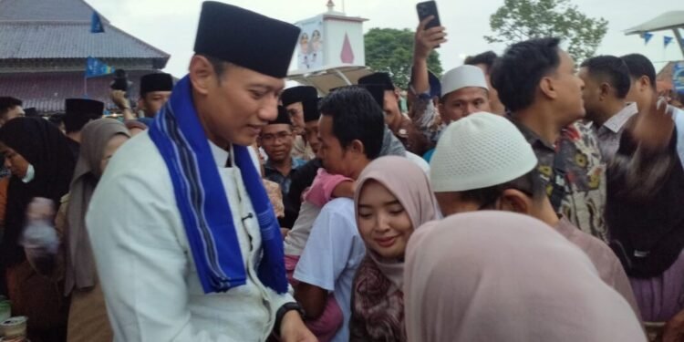 Capiton Foto Menteri Koordinator Infrastruktur dan Pembangunan Kewilayahan Agus Harimurti Yudhoyono bagi-bagi takjil kepada warga di halaman Masjid Agung Ats Tsauroh, Kota Serang, Sabtu 21 Februari 2026. (Harir Baldan/Bantenraya.com)