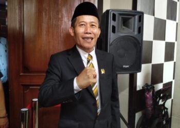 Capiton Foto Ketua DPRD Kota Serang Muji Rohman salam semangat usai diwawancarai wartawan di Gedung DPRD Kota Serang. (Dokumentasi Bantenraya.com)