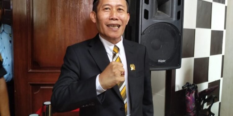 Ketua DPRD Kota Serang Muji Rohman Beri Nilai 7 di Satu Tahun Pemerintahan Budi-Agis 1 Capiton Foto Ketua DPRD Kota Serang Muji Rohman salam semangat usai diwawancarai wartawan di Gedung DPRD Kota Serang. (Dokumentasi Bantenraya.com)