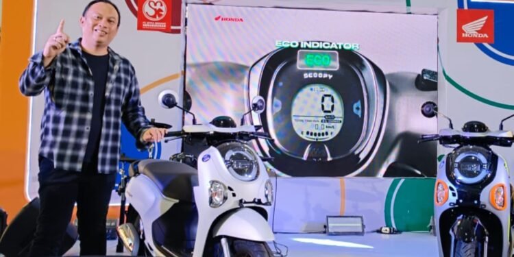 Honda Banten Hadirkan Kemudahan Tukar Tambah Motor di Aplikasi Moski 1 Marketing Department Head Honda Banten Justie Bekti Pemana, saat meluncurkan unit kendaraan sepeda motor Honda sebagai unit yang masuk dalam program Trade in aplikasi Moski. (Raden/Banten Raya)