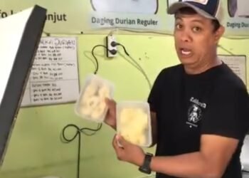 Durian Kupas Lokal Banten Sulit Bersaing, Teksturnya Mudah Hancur Saat Beku 6 Pegawai Durian Woke menunjukkan kualitas durian dari daerah luar Banten yang mampu bertahan dalam kondisi beku di Kampung Ciolang, Panggungjati, Taktakan, Kota Serang, Minggu 22 Februari 2026. (Raden/Banten Raya)
