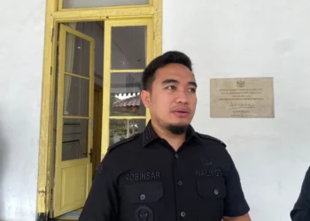 Walikota Cilegon Robinsar menekan kesiapan OPD dalam pembukaan pendaftaran program mudik gratis. (Tia/Bantenraya.com)