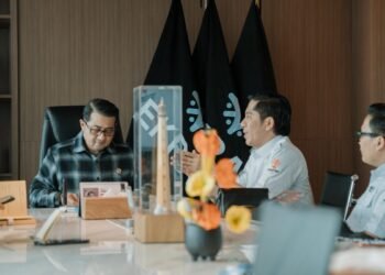 Ketua Umum FEKRAF Banten Muhammad Irfan "Koyong" (kanan) saat audiensi dengan Menteri Ekonomi Kreatif/ Kepala Badan Ekonomi Kreatif Teuku Riefky Harsya di Kantor Kementerian Ekonomi Kreatif, Autograph Tower, Jalan M.H. Thamrin, Jakarta Pusat, Senin, 23 Februari 2026. (Dokumentasi Fekraf Banten)