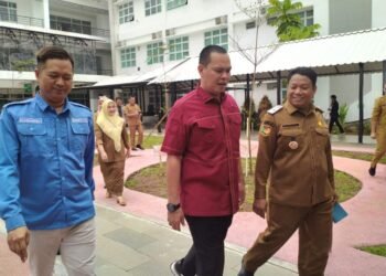 Walikota Serang Budi Rustandi didampingi Kepala Dinkes Kota Serang Ahmad Hasanuddin saat mengunjungi RSUD Kota Serang, Selasa 24 Februari 2026. (Harir Baldan/Bantenraya.com)
