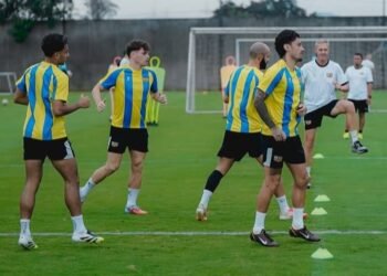 Capiton Foto Para pemain Dewa United Banten FC berlatih jelang hadapi Persita Tangerang pekan ke-23 BRI Super League 2025-2026. (Instagram @dewaunitedfc)