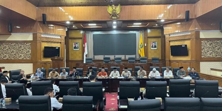 TAPD Kabupaten Serang dan Banggar DPRD Kabupaten Serang membahas nilai gaji untuk PPPK paruh waktu di ruang rapat paripurna DPRD Kabupaten Serang, Rabu 25 Februari 2026.