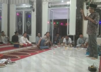 Isi Ramadan, DKM Musala Nurul Yakin Bojonegara Gelar Pelatihan Hisab Rukyat 6 Pemateri Muhamad Nurdin menyampaikan materi dalam pelatihan Hisab Rukyat yang digelar DKM Mushala Nurul Yakin, Kampung Cinadul, Suskur Gading, Bojonegara, Serang, Jumat 27 Februari 2026 malam.