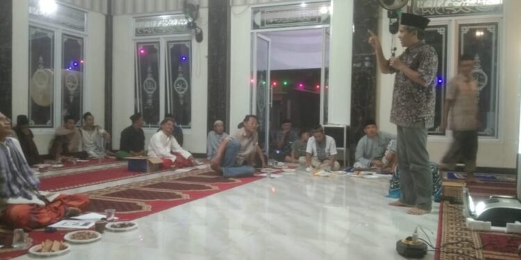 Isi Ramadan, DKM Musala Nurul Yakin Bojonegara Gelar Pelatihan Hisab Rukyat 1 Pemateri Muhamad Nurdin menyampaikan materi dalam pelatihan Hisab Rukyat yang digelar DKM Mushala Nurul Yakin, Kampung Cinadul, Suskur Gading, Bojonegara, Serang, Jumat 27 Februari 2026 malam.