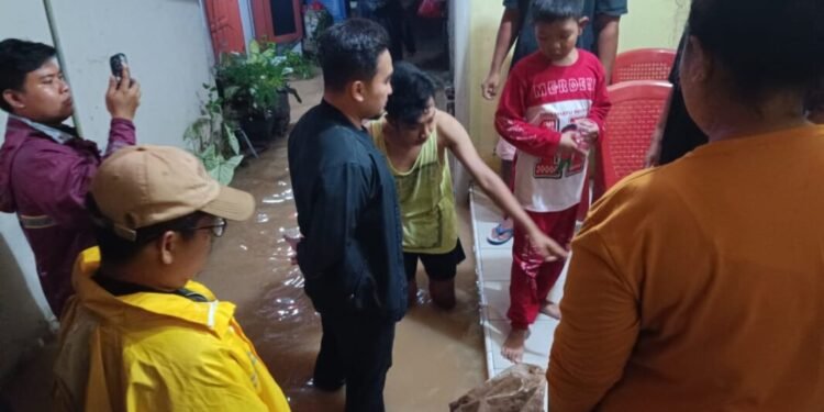 Walikota Cilegon meinjau lokasi banjir dan sejumlah TPt jebol.