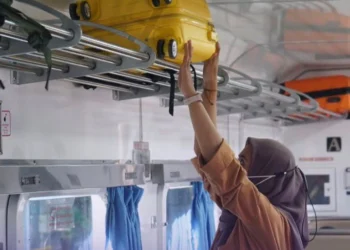 Salah satu penumpang saat menyimpan koper di kereta api, dok: instagram @kai121_