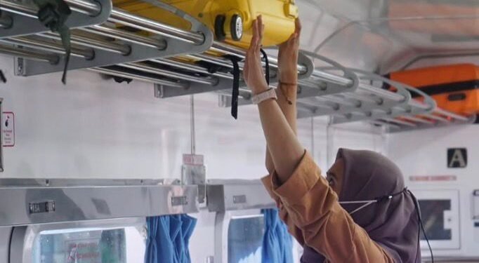 Salah satu penumpang saat menyimpan koper di kereta api, dok: instagram @kai121_
