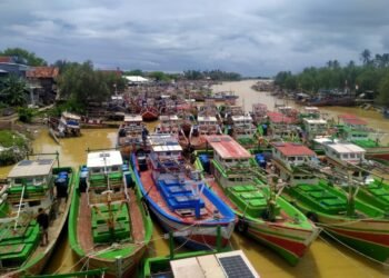 Tak Melaut Gegara Cuaca Buruk, Nelayan di Lebak Kuras Tabungan Demi Bisa Makan 6 Kapal nelayan di Binuangeun, Kabupaten Lebak