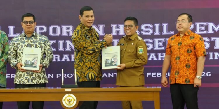 Kepala BPK Perwakilan Banten saat menyerahkan LHP Kepatuhan dan Kinerja Pemda kepada Gubernur Banten. Senin, (2322026).