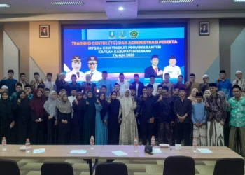 Pengurus LPTQ Kabupaten Serang foto bersama dengan calon peserta MTQ tingkat Provinsi Banten pada acara Training Centre, Senin (16/2/2026).