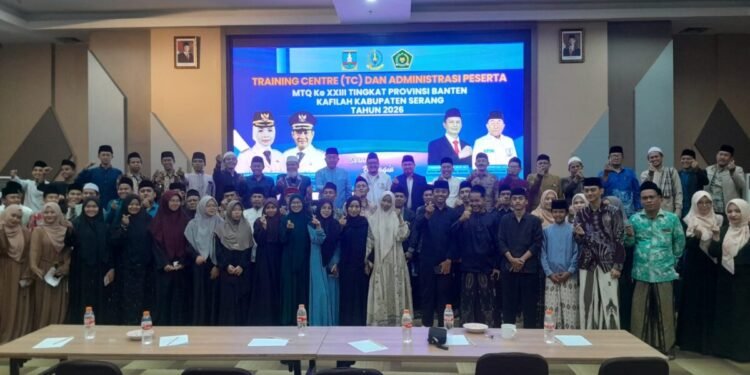 Pengurus LPTQ Kabupaten Serang foto bersama dengan calon peserta MTQ tingkat Provinsi Banten pada acara Training Centre, Senin (16/2/2026).