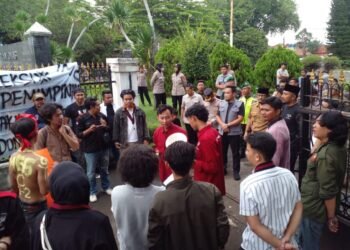 Mahasiswa Cilegon Soroti Program Prioritas, Robinsar dan Fajar Siap Komitemen Lakukan Perbaikan dan Pembangunan 6 Mahasiswa Cilegon