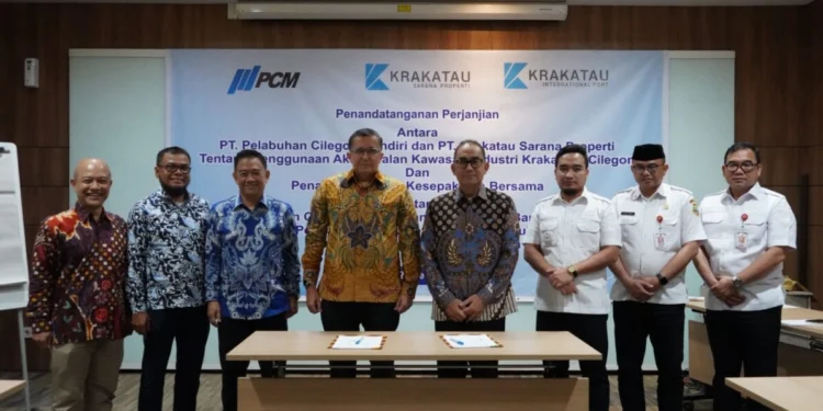 TEKEN KERJASAMA: Penandatanganan kerjasama antara PT PCM dengan PT KSP dan KBS, Rabu (25/2). (Kominfo Kota Cilegon)