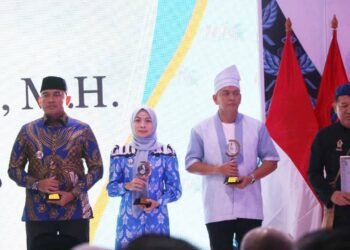 Bupati Serang Ratu Rachmatuzakiyah (tengah) menerima penghargaan kategori Bupati Peduli Olahraga pada acara puncah HPN di KP3B, Kota Serang, Senin 9 Februari 2026. (istimewa)