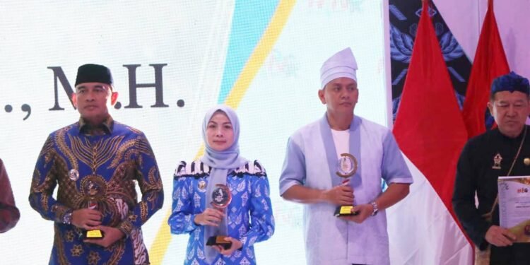 Bupati Serang Ratu Rachmatuzakiyah (tengah) menerima penghargaan kategori Bupati Peduli Olahraga pada acara puncah HPN di KP3B, Kota Serang, Senin 9 Februari 2026. (istimewa)