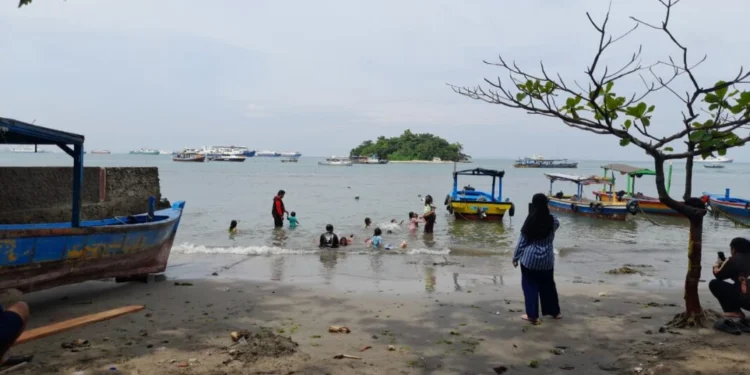 Warga Kota Cilegon Manfaatkan Liburan ke Pantai Mabak Merak, Murah dan Paling Dekat 1 Pantai Mabak Merak, Kota Cilegon