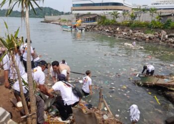 Para kader Gerindra menceburkan diri membersihkan sampah di laut sekitaran Pantai Merak, Senin 16 Februari 2026.