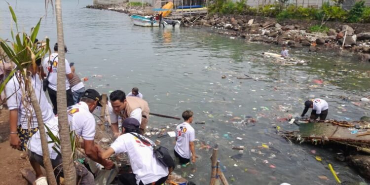Kader dan Pengurus Gerindra Cilegon Rela Nyebur ke Laut, Bersihkan Sampah di Sekitar Pantai Merak 1 Para kader Gerindra menceburkan diri membersihkan sampah di laut sekitaran Pantai Merak, Senin 16 Februari 2026.