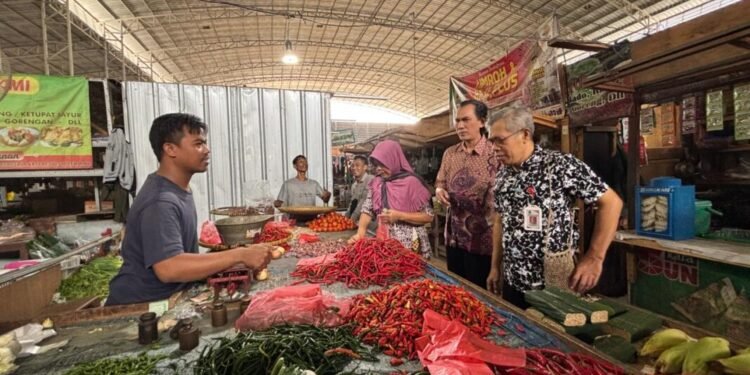 Pedagang di pasar Cilegon
