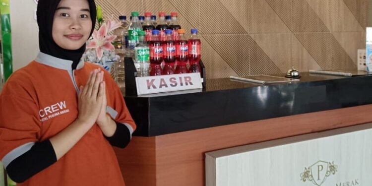 Pegawai Hotel Pesona Ensa Merak