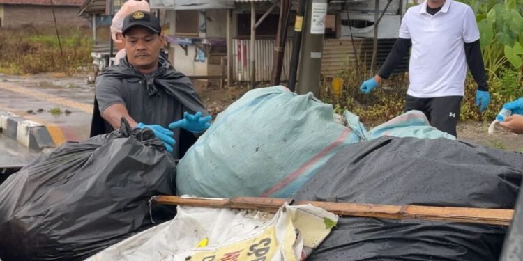 Hujan Tak Halangi Aksi Bersih, Adpim Pemprov Banten Angkut 90 Kg Sampah di KP3B 1 Pembersihan lingkungan KP3B oleh Biro Adpim Setda Banten, Jumat, (27/2/2026). 90 kilogram sampah berhasil dikumpulkan
