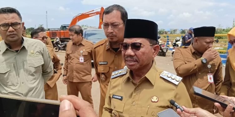 Wali Kota Tangerang Sachrudin didampingi Kepala Dinas PUPR Taufik Syahzaeni saat menjelaskan penyebab banjir di Kota Tangerang, yakni masuknya lintasan air berdebit tinggi yang menggenangi sejumlah kawasan.