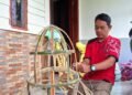 Perajin miniatur unta Uki, warga Desa Margasana sedang membuat produknya di Desa Margasana, Kecamatan Kramatwatu, Rabu 4 Februari 2026.