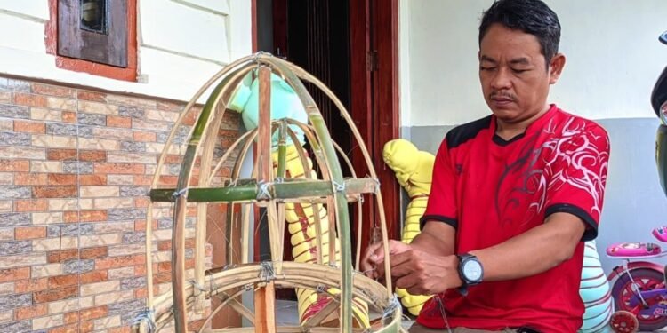 Perajin miniatur unta Uki, warga Desa Margasana sedang membuat produknya di Desa Margasana, Kecamatan Kramatwatu, Rabu 4 Februari 2026.