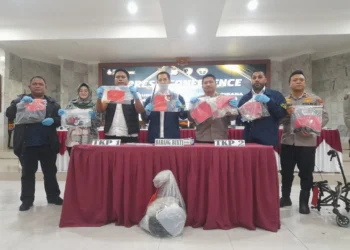 Polres Cilegom saat menunjukkan bukti yang menjadikan HA tersangka pembunuhan anak di BBS III. Dimana sekarang HA mengajukam gugatan Pra Pradilan atas status tersangkanya. (Dokumen Banten Raya)