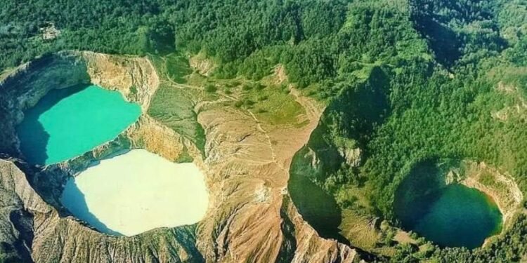 Potret Gunung Kelimutu Nusa Tenggara Timur