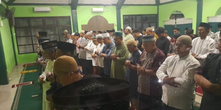 Warga Muhammadiyyah Kota Cilegon menjalankan ibadah Salat Tarawih sebagai tanda masuknya awal Ramadan 1447 H di Masjid Umar Bin Khattab Jalan Stasiun, Kelurahan Jombang Wetan, Kecamatan Jombang, Selasa (17/2/2026).(Uri/Bantenraya)